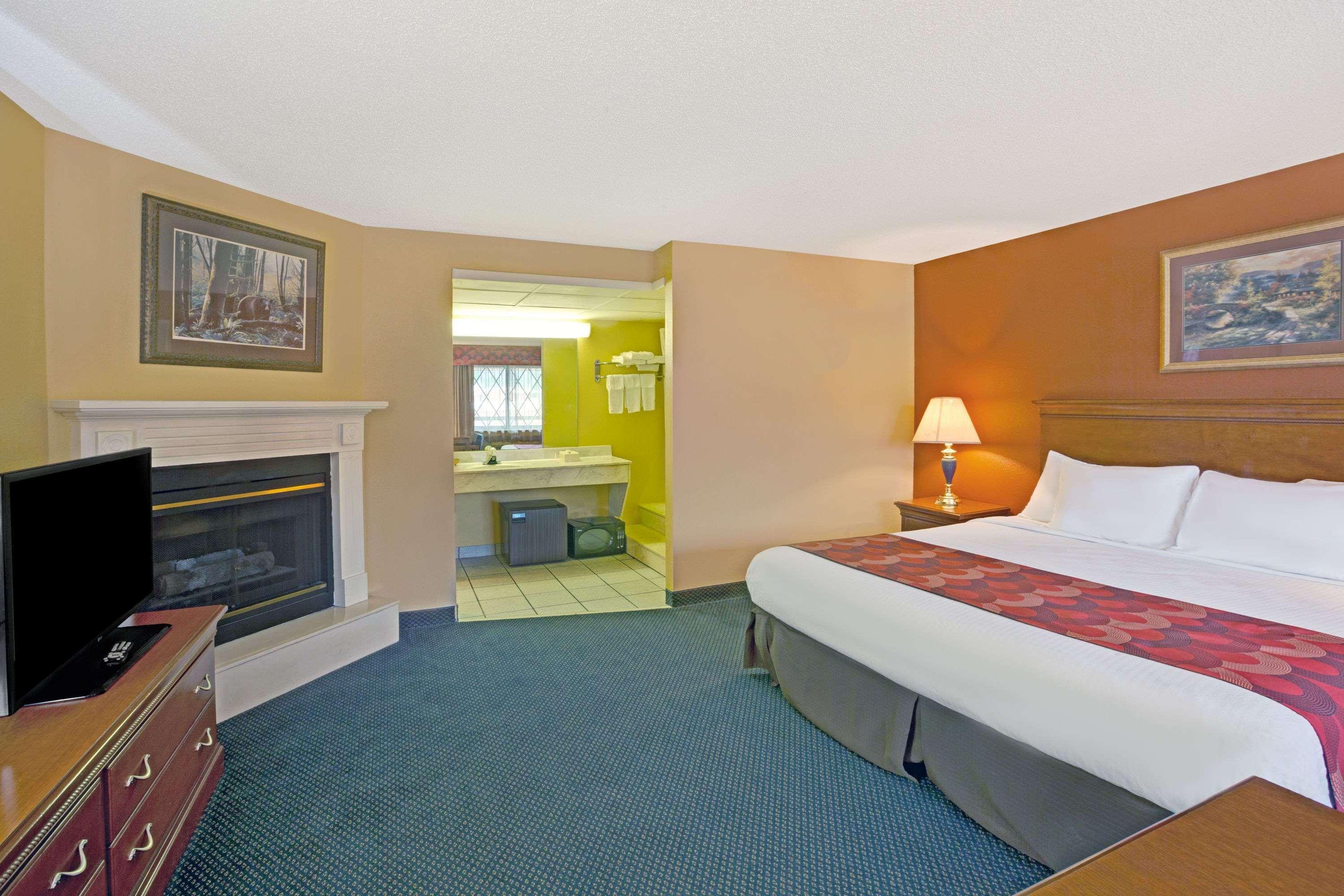 Super 8 By Wyndham Downtown Gatlinburg At Convention Center Hotel Екстериор снимка