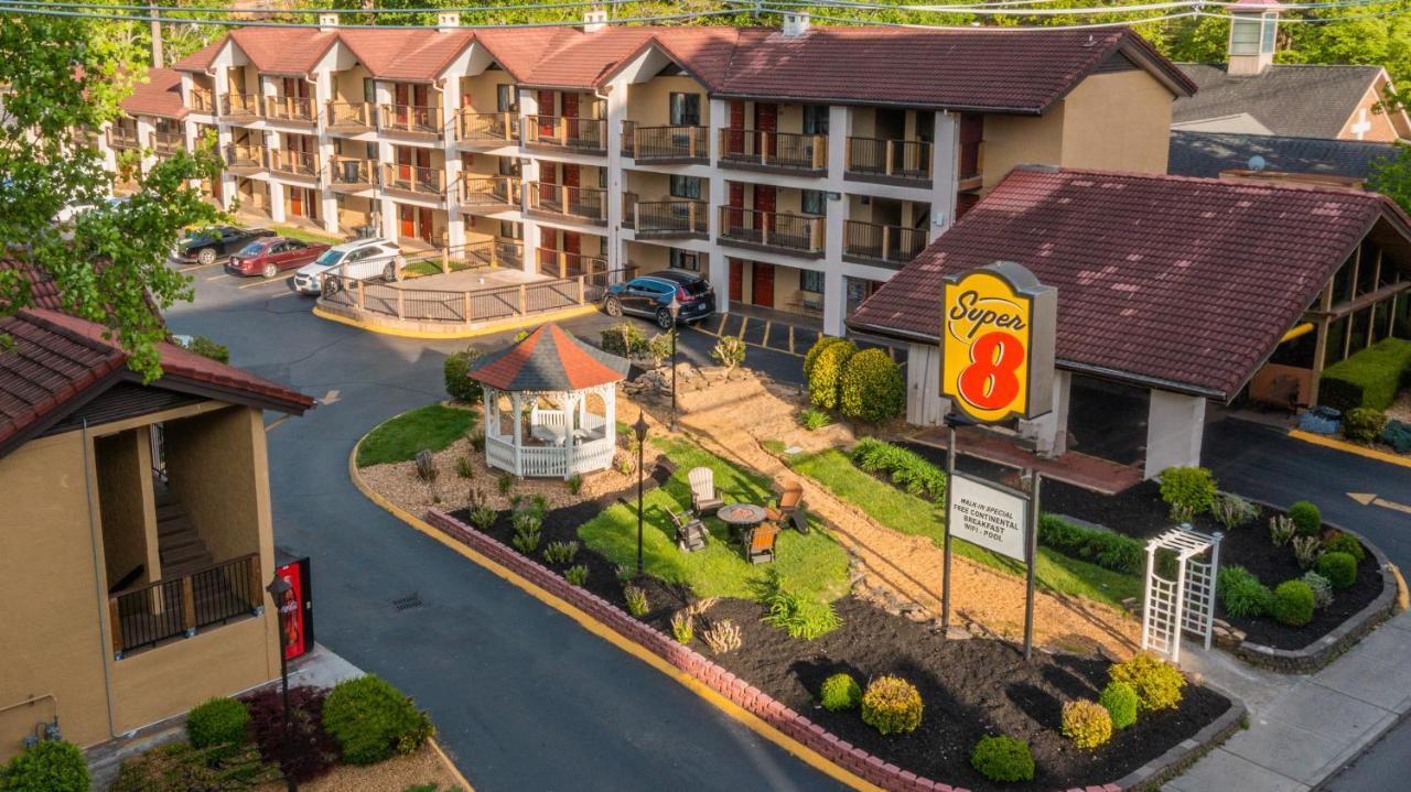 Super 8 By Wyndham Downtown Gatlinburg At Convention Center Hotel Екстериор снимка