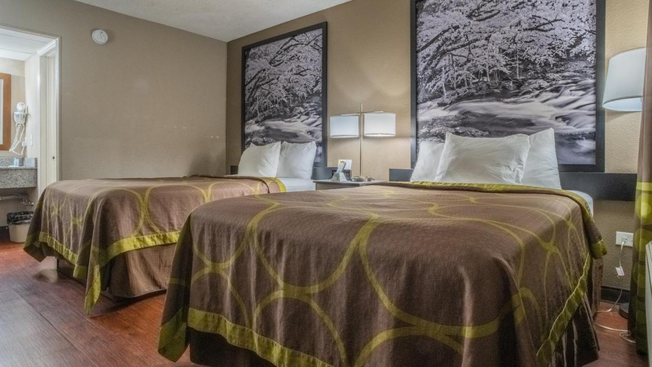 Super 8 By Wyndham Downtown Gatlinburg At Convention Center Hotel Екстериор снимка