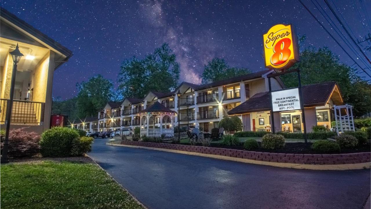 Super 8 By Wyndham Downtown Gatlinburg At Convention Center Hotel Екстериор снимка