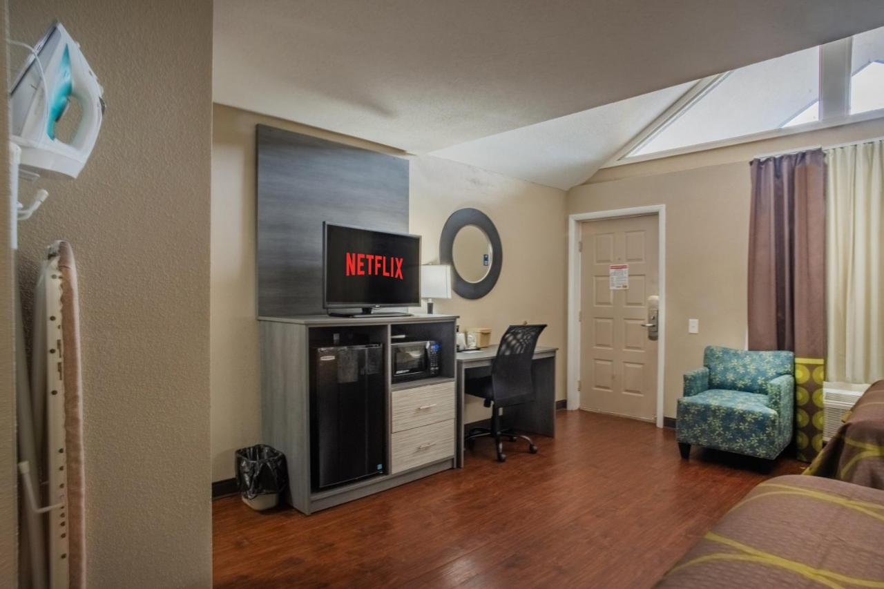 Super 8 By Wyndham Downtown Gatlinburg At Convention Center Hotel Екстериор снимка