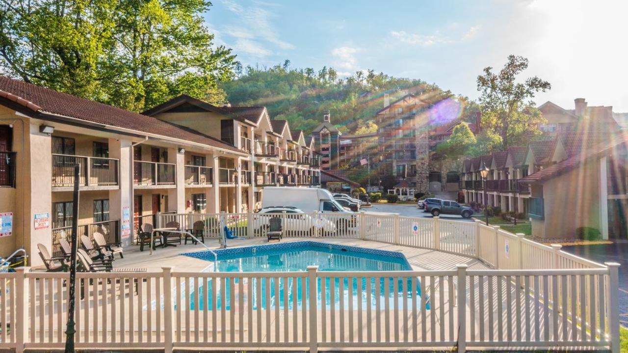 Super 8 By Wyndham Downtown Gatlinburg At Convention Center Hotel Екстериор снимка