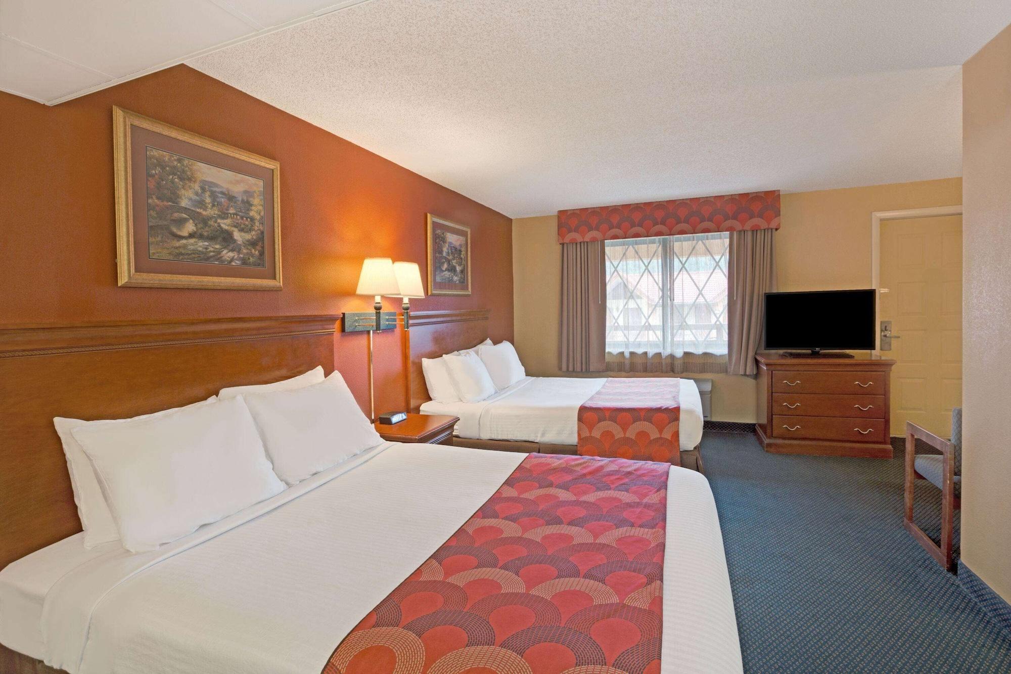 Super 8 By Wyndham Downtown Gatlinburg At Convention Center Hotel Екстериор снимка