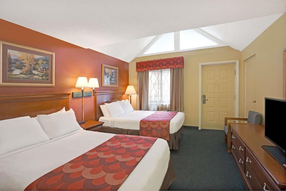 Super 8 By Wyndham Downtown Gatlinburg At Convention Center Hotel Екстериор снимка
