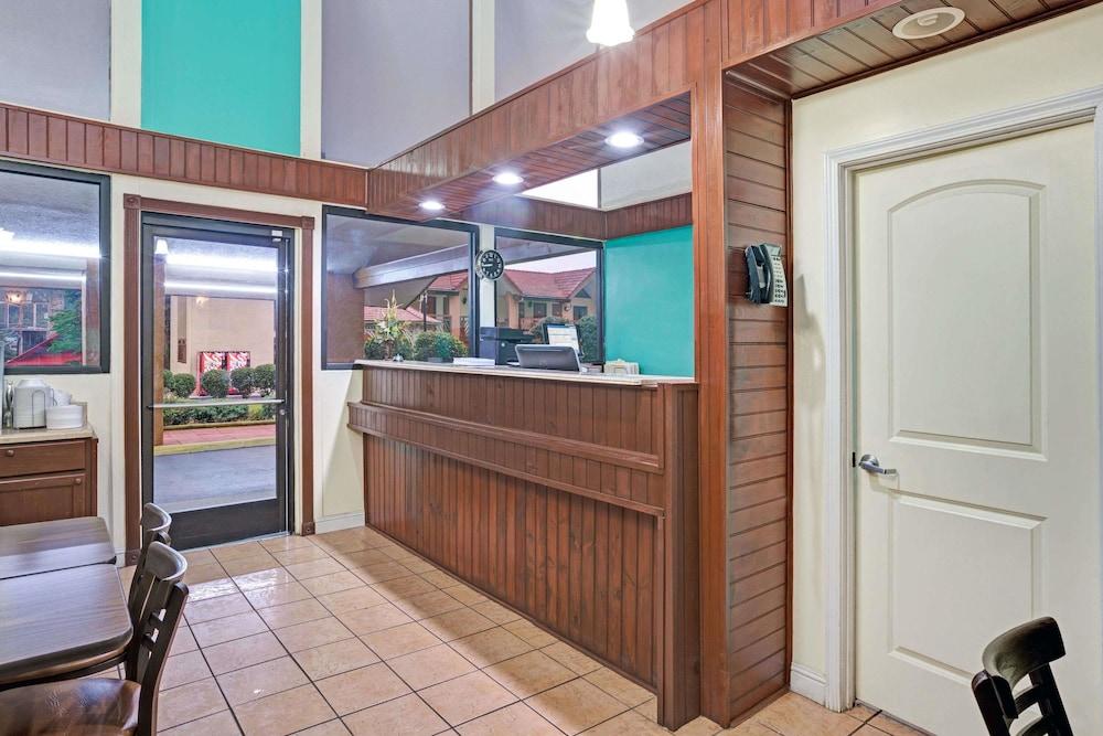 Super 8 By Wyndham Downtown Gatlinburg At Convention Center Hotel Екстериор снимка