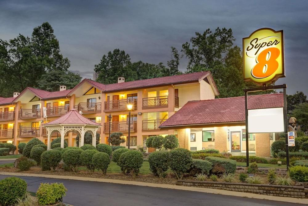 Super 8 By Wyndham Downtown Gatlinburg At Convention Center Hotel Екстериор снимка