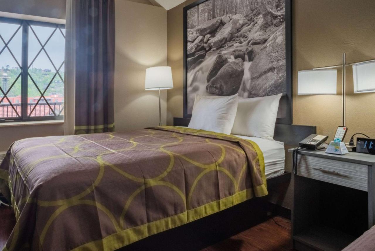 Super 8 By Wyndham Downtown Gatlinburg At Convention Center Hotel Екстериор снимка