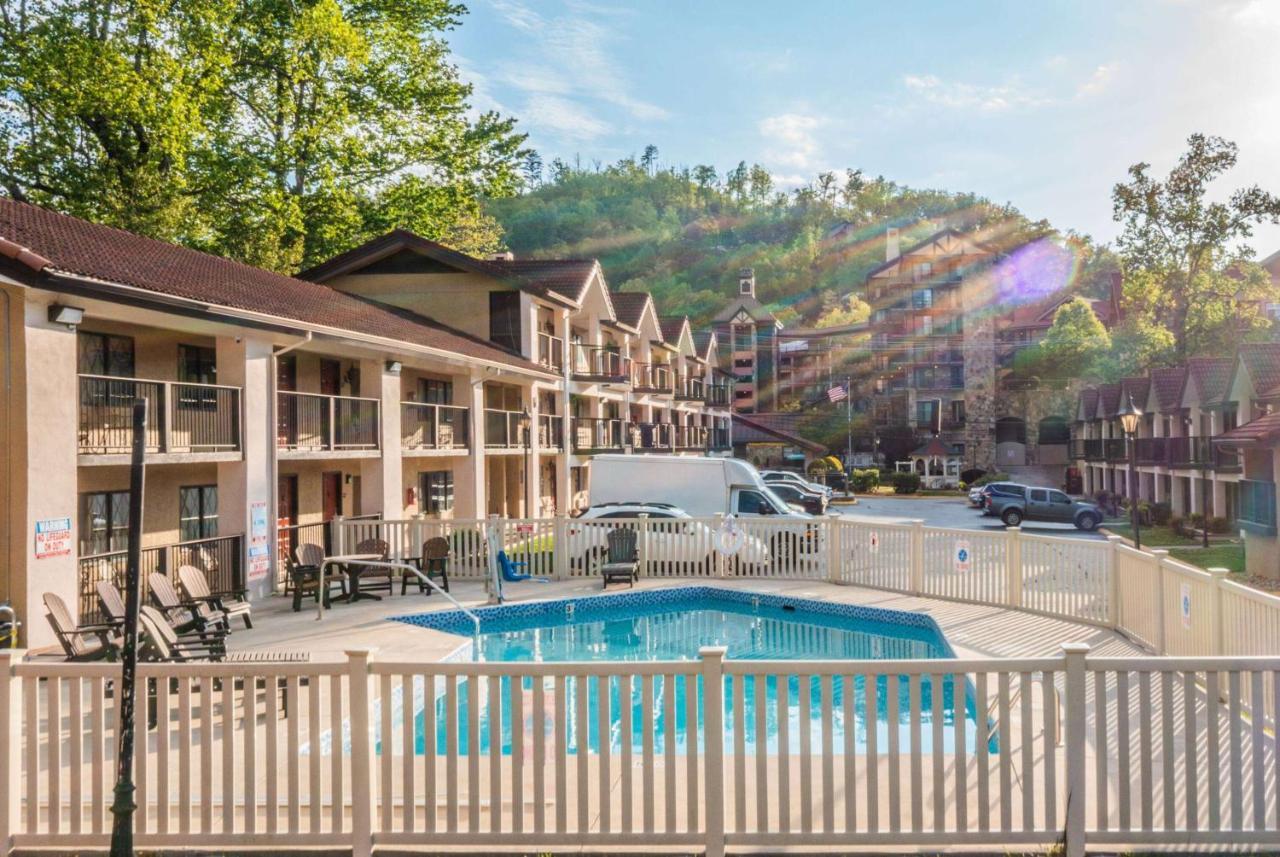 Super 8 By Wyndham Downtown Gatlinburg At Convention Center Hotel Екстериор снимка