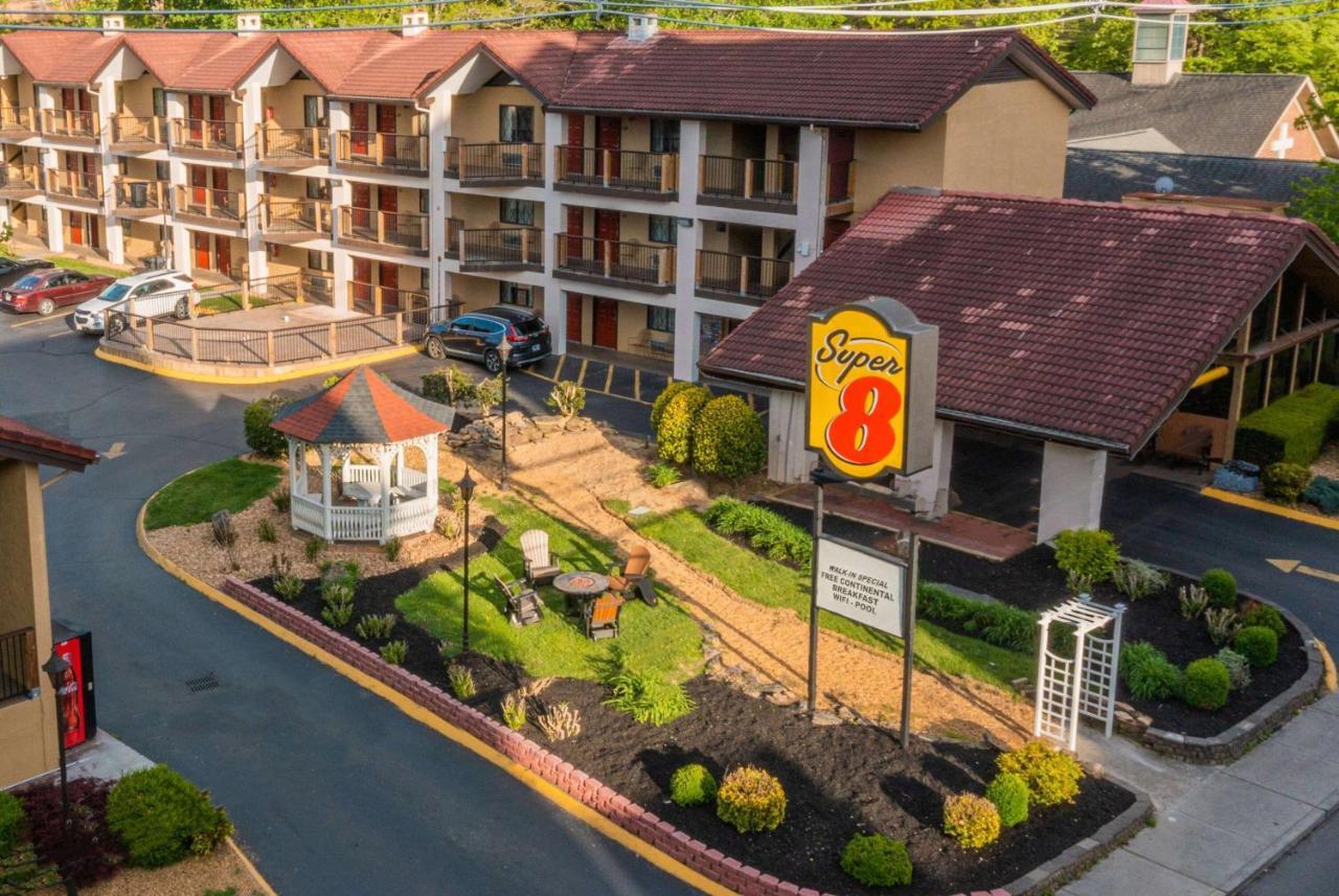Super 8 By Wyndham Downtown Gatlinburg At Convention Center Hotel Екстериор снимка