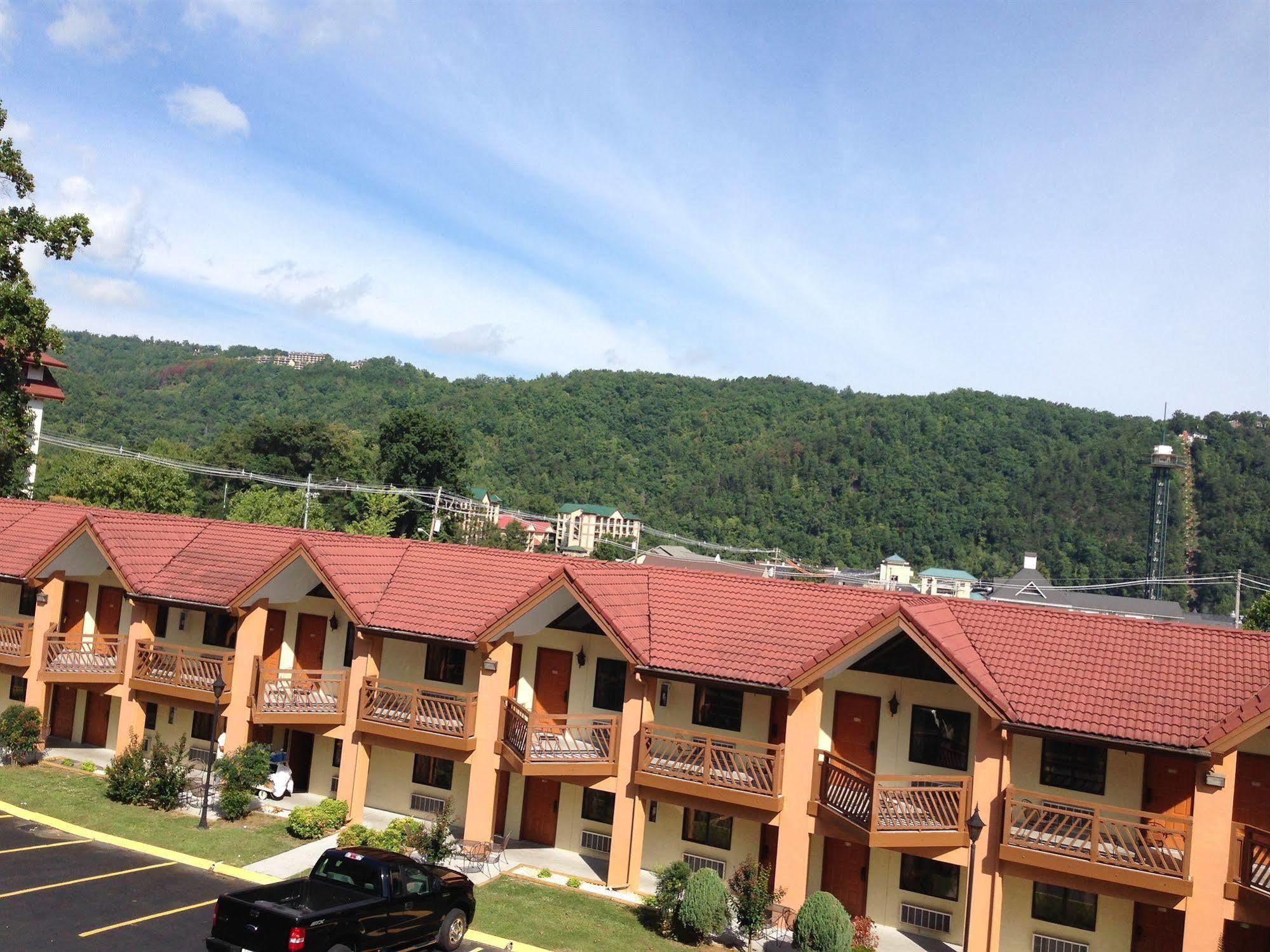 Super 8 By Wyndham Downtown Gatlinburg At Convention Center Hotel Екстериор снимка