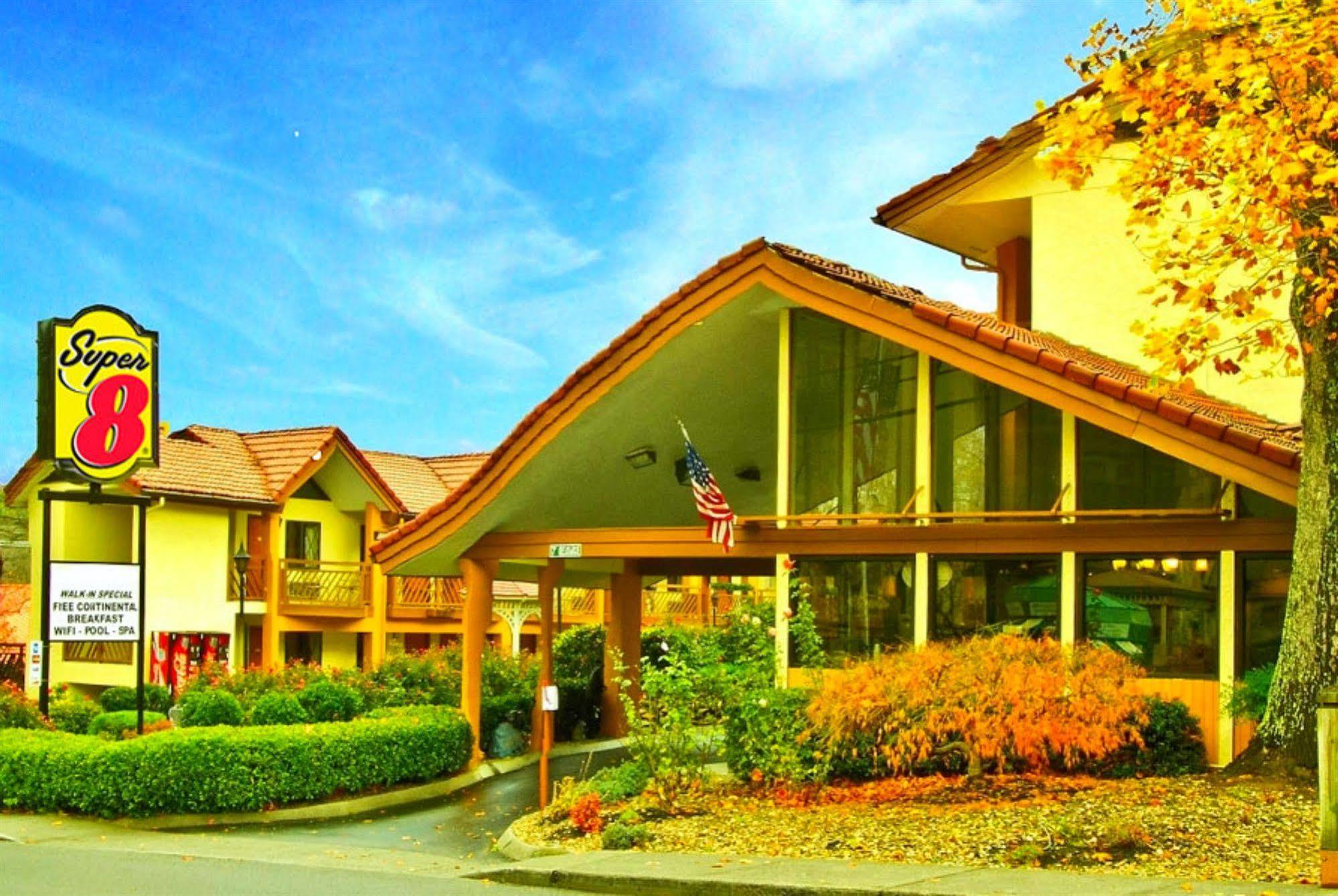 Super 8 By Wyndham Downtown Gatlinburg At Convention Center Hotel Екстериор снимка