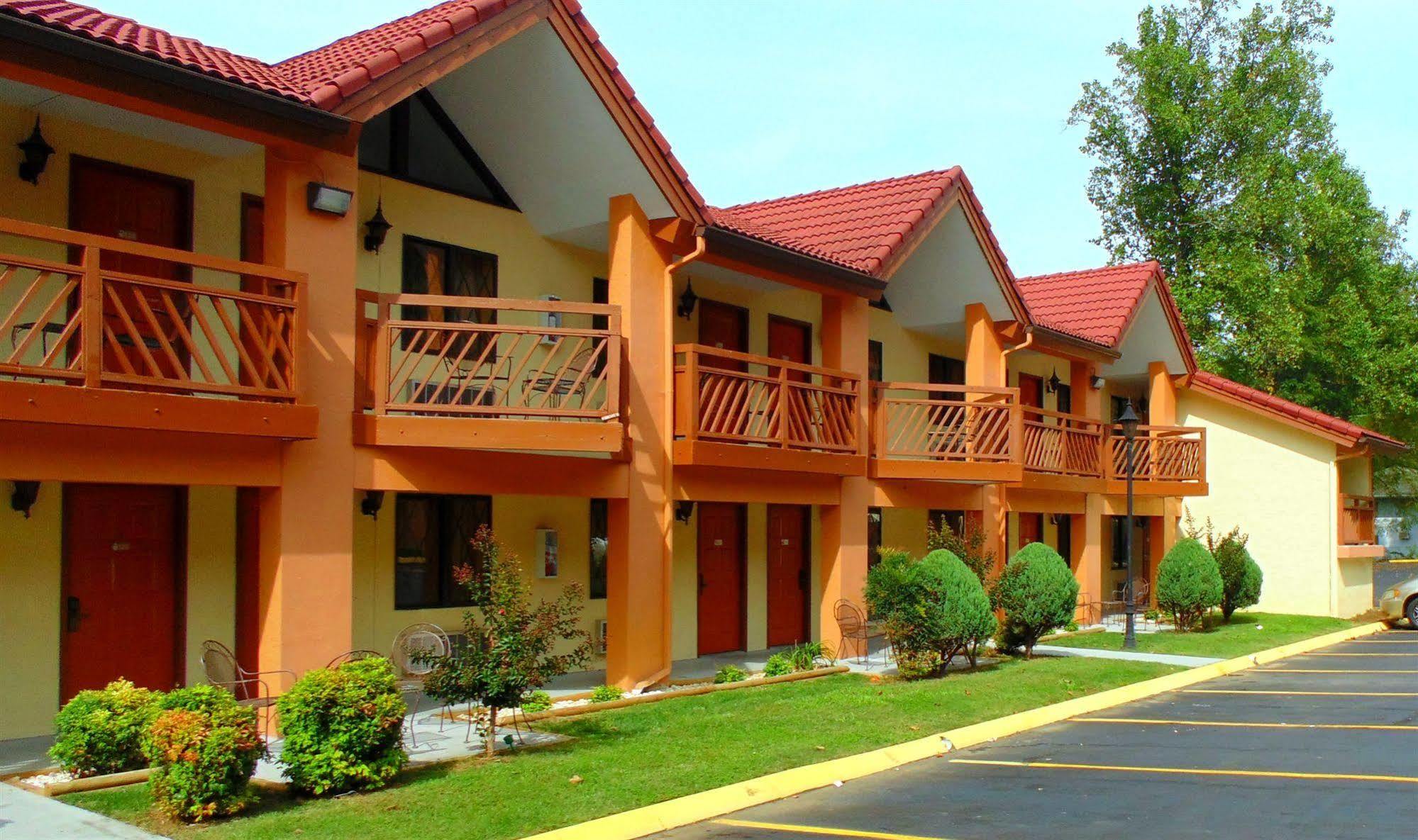 Super 8 By Wyndham Downtown Gatlinburg At Convention Center Hotel Екстериор снимка