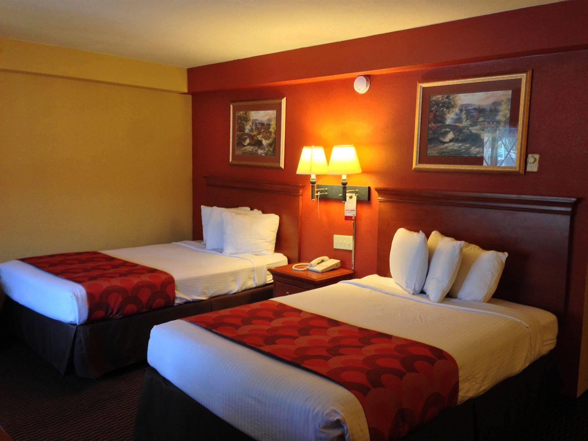 Super 8 By Wyndham Downtown Gatlinburg At Convention Center Hotel Екстериор снимка