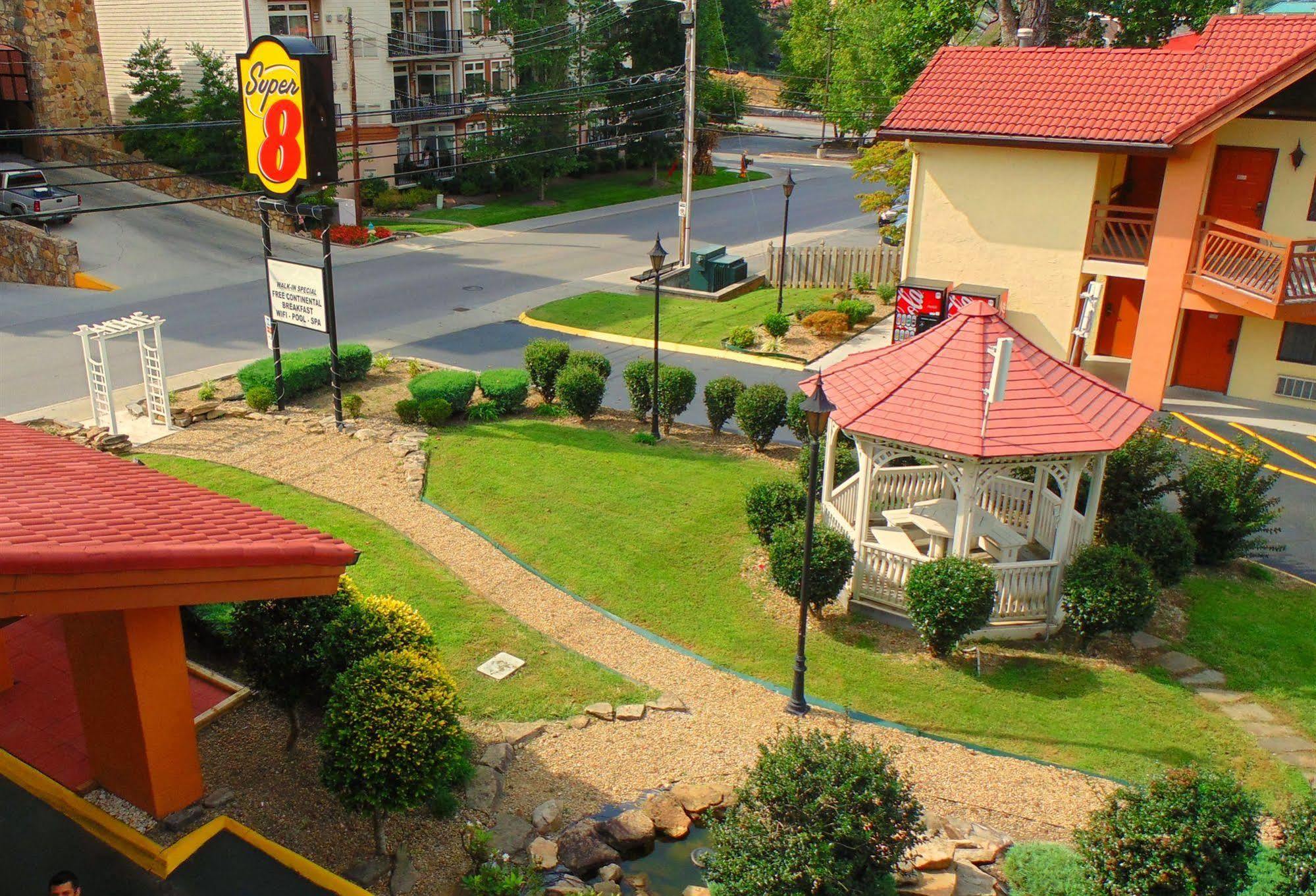 Super 8 By Wyndham Downtown Gatlinburg At Convention Center Hotel Екстериор снимка